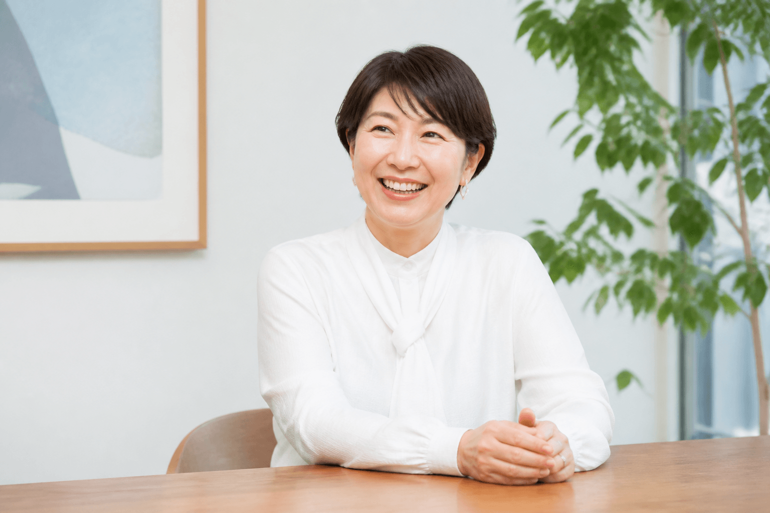 編集長・酒井まさえ氏の、温かい人柄が伝わるポートレート写真]