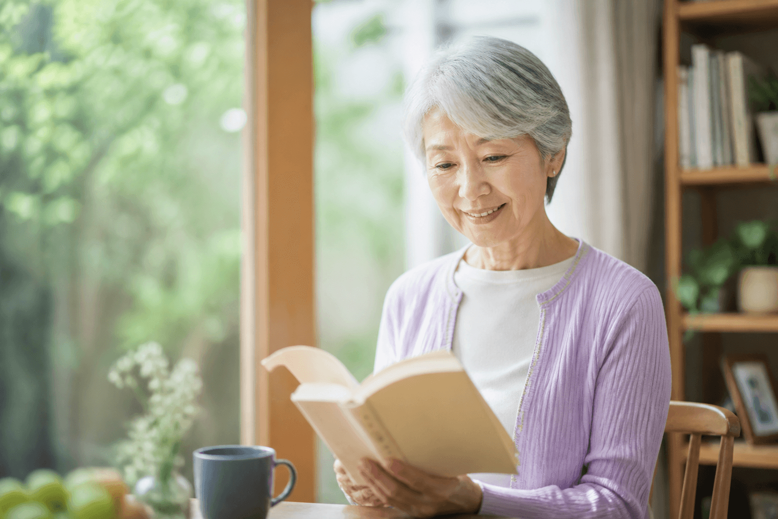 穏やかな表情で趣味（ガーデニングや読書など）を楽しむ60代〜70代の人物の写真。人生を謳歌しているポジティブなイメージを伝える]
